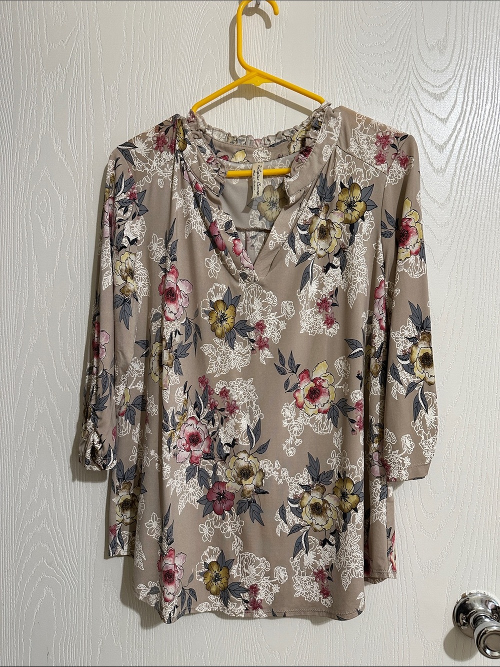 Perception Concept Floral V-Neck 3/4 Sleeve Top in Taupe